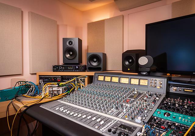 Regieruimte in de geluidsstudio van De Maas Klank met mengtafel en studiomonitoren
